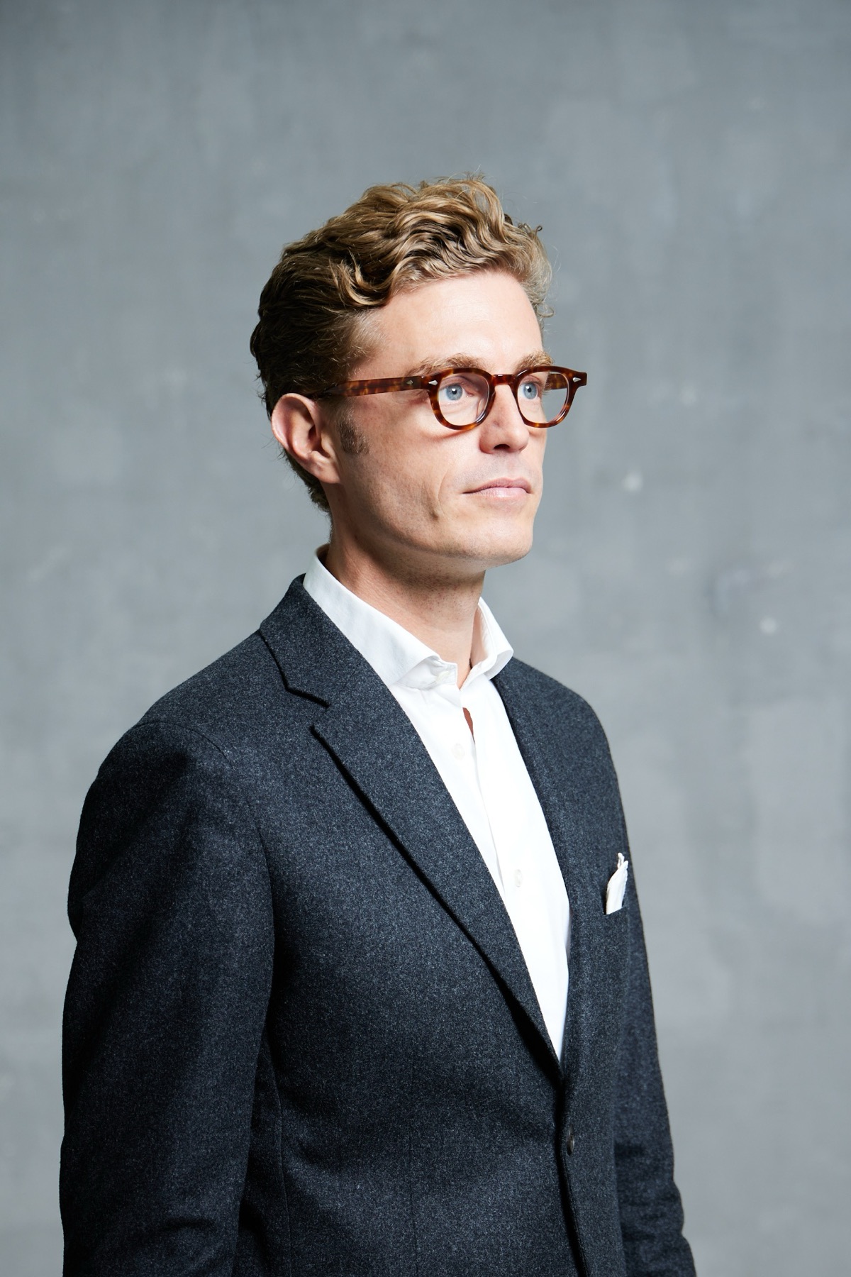 Professional headshot photography in Paris — CV and job application portraits